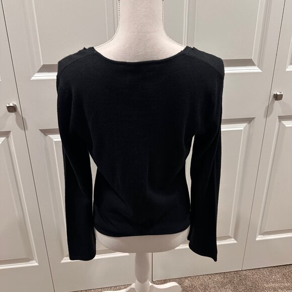 New v-neck Jones Wear size large dress knit shirt with floral details at neck - Picture 3 of 4